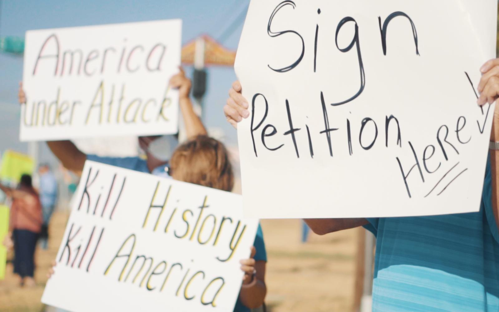 Robert E. Lee Middle School protest to keep the name.