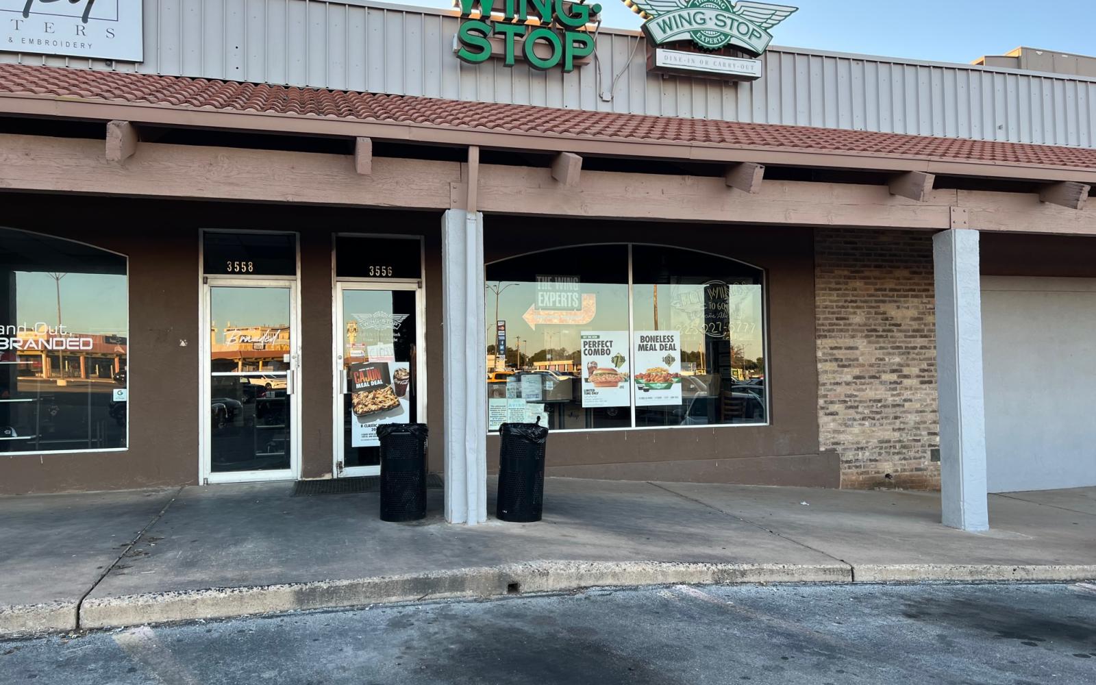 Wing Stop SW Plaza (LIVE! Photo Yantis Green)