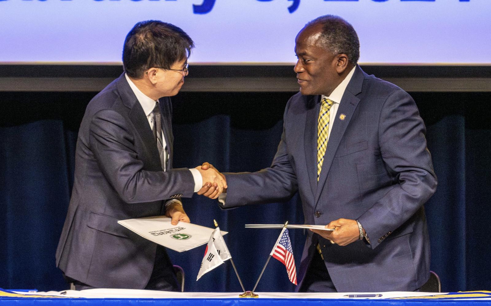 Acting DNUE President, Dr. Beom-Ung Lee, and ASU President Ronnie Hawkins Jr.